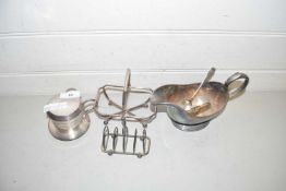 Mixed Lot: Silver plated sauce boat and other items