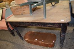 Victorian pine kitchen table on turned legs, 122cm wide