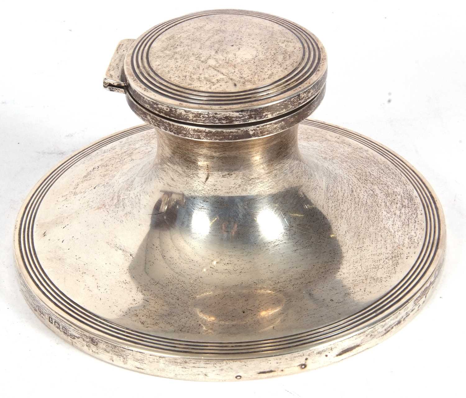Large George V silver capstan ink well of typical form, having reeded edges, a clear glass liner (