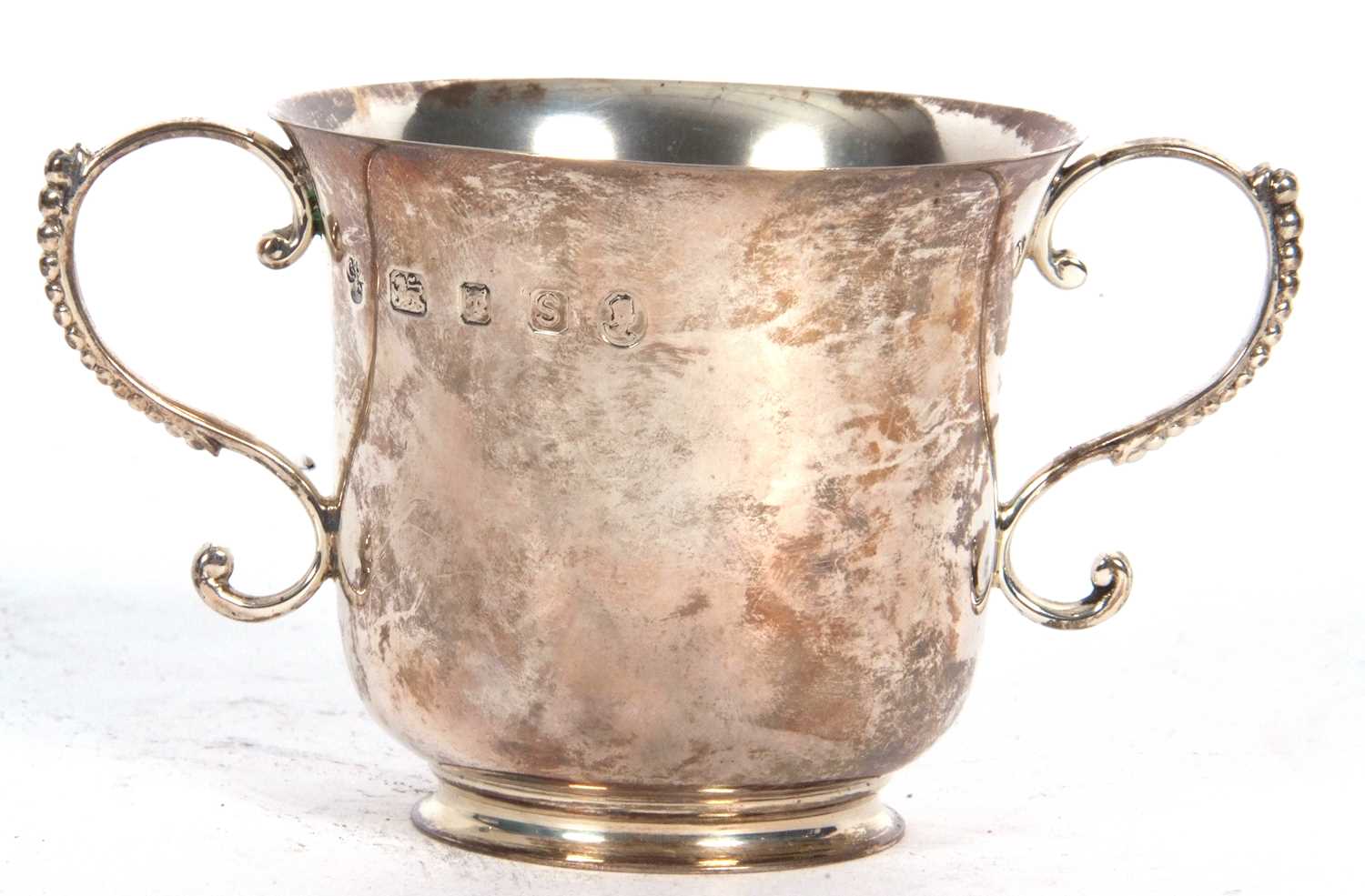 Small Elizabeth 11 porringer of typical form having beaded scrolled handles and engraved with a - Image 3 of 7