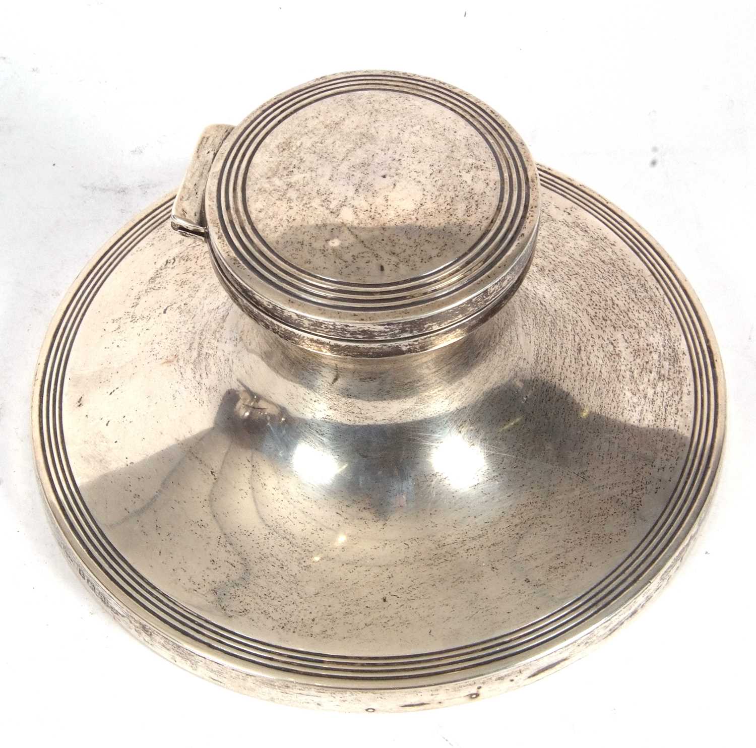 Large George V silver capstan ink well of typical form, having reeded edges, a clear glass liner ( - Image 2 of 4