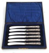 Cased set of six George V plated bladed cake knives with Kings pattern silver handles, Sheffield