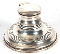 Edwardian small silver capstan ink well with reeded decoration, the plain hinged lid opening to a