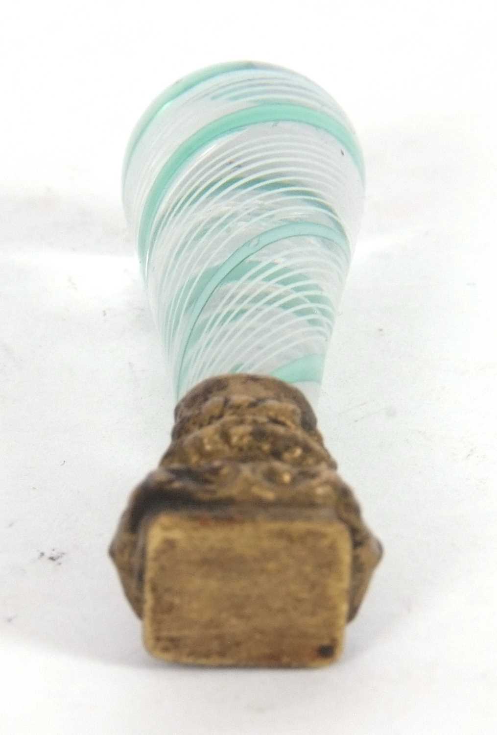 Victorian gilt metal desk seal with a green and white coloured glass handle with spiral lattice - Image 3 of 4