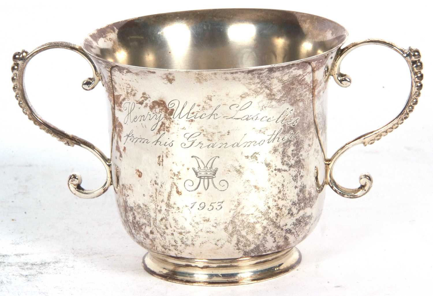 Small Elizabeth 11 porringer of typical form having beaded scrolled handles and engraved with a - Image 5 of 7