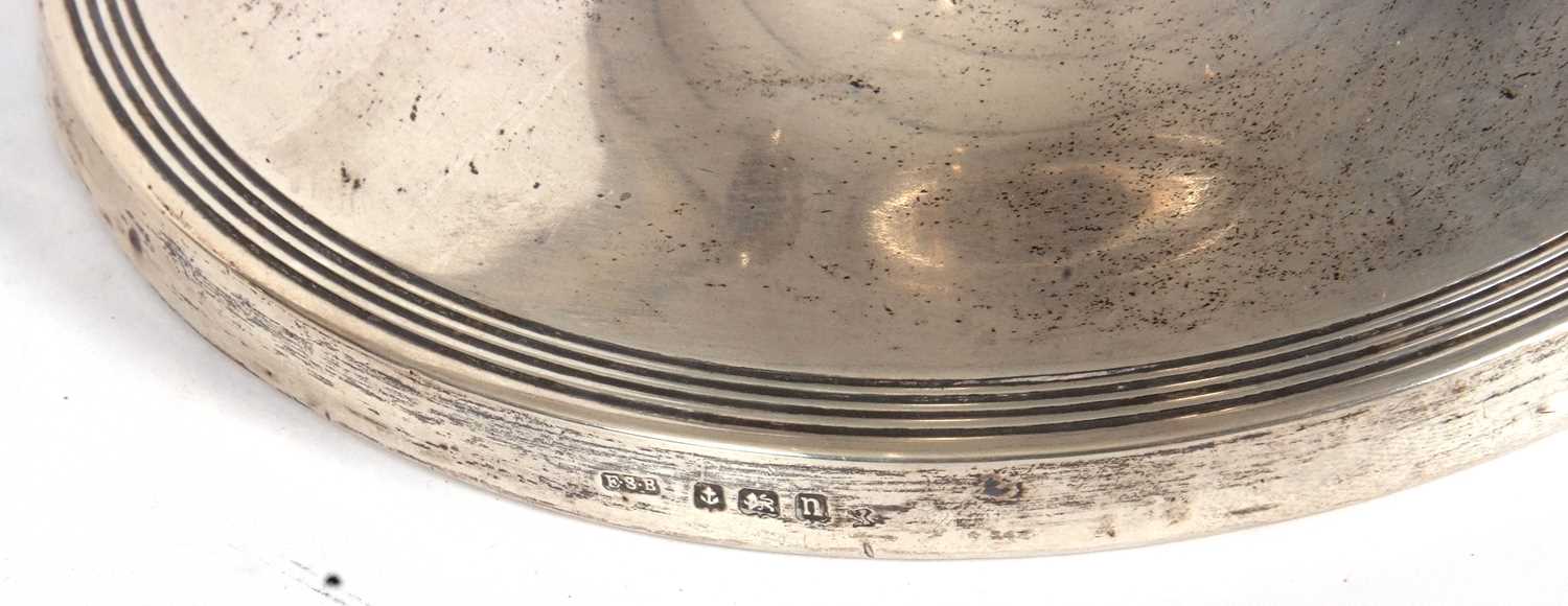 Large George V silver capstan ink well of typical form, having reeded edges, a clear glass liner ( - Image 4 of 4