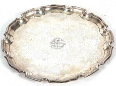 George V silver card salver with moulded pie crust rim, the centre engraved with a monogram, 21cm