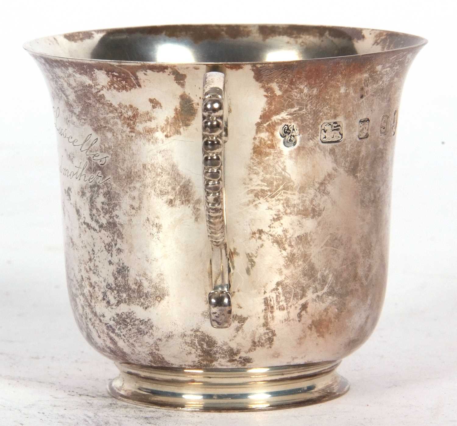 Small Elizabeth 11 porringer of typical form having beaded scrolled handles and engraved with a - Image 2 of 7