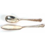 Cased silver preserve spoon and knife hallmarked for London 1944, makers mark Josiah Williams & Co