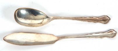 Cased silver preserve spoon and knife hallmarked for London 1944, makers mark Josiah Williams & Co