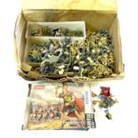 A mixed lot of vintage plastic toy soldiers, some unpainted, to include: - Various army men and H0-