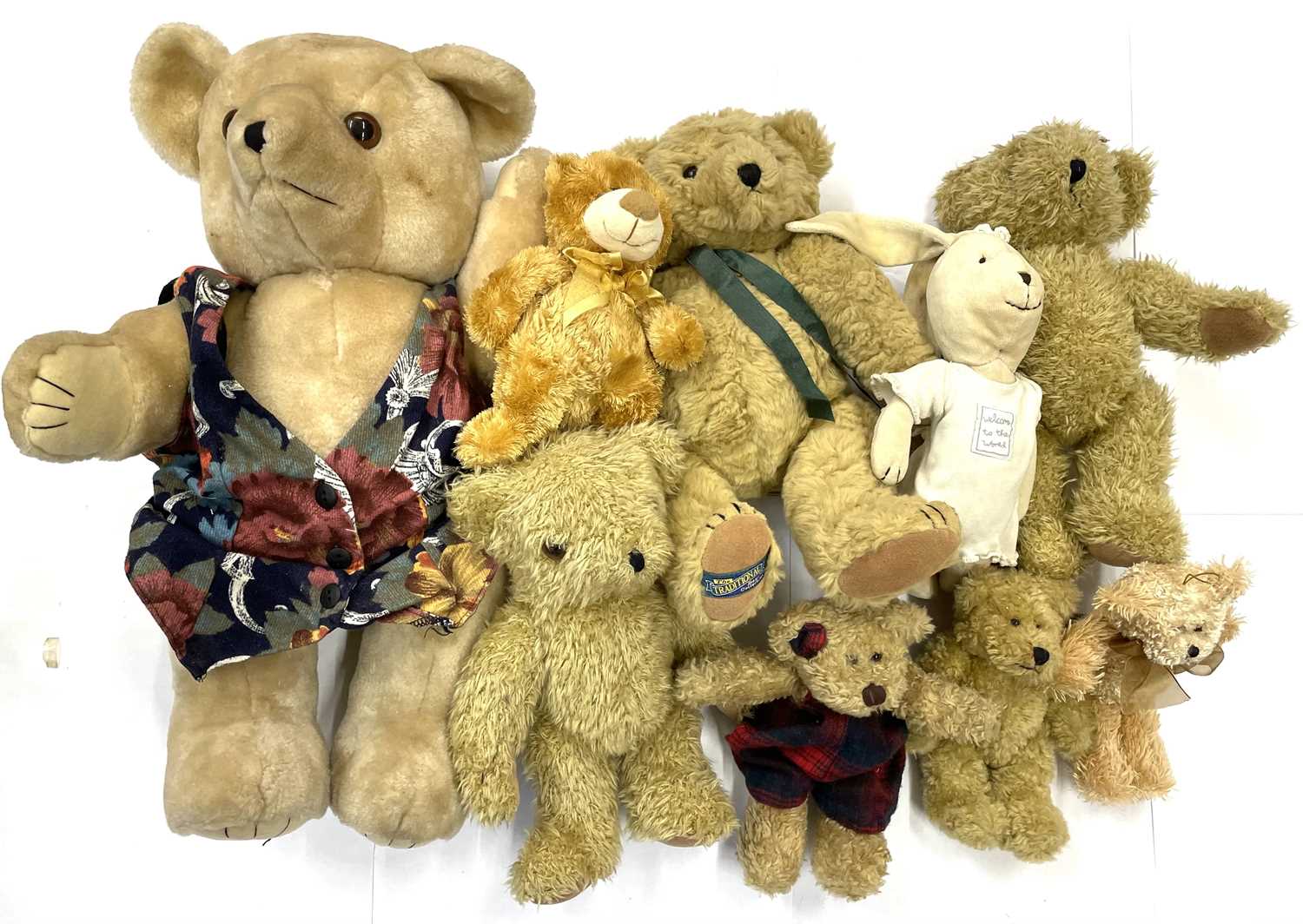 A mixed lot of modern teddy bears, various makers to include: - The Traditional Bear Collection -