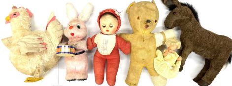 A mixed lot of vintage stuffed toys and dolls, to include: - Duracell Bunny drummer - Cockerel -