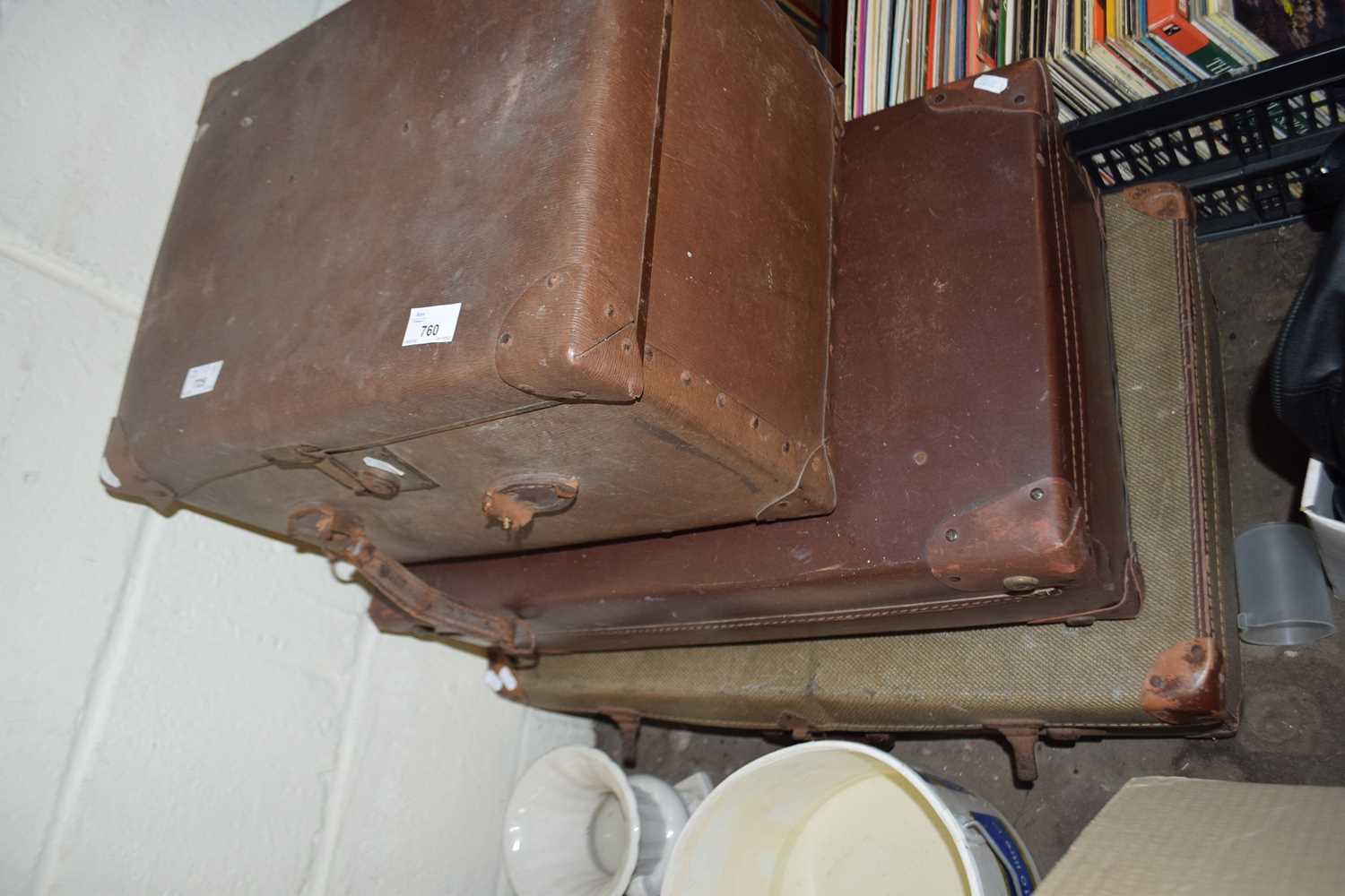 Three various vintage cases, the largest is 70 cm wide (3)