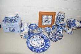 Mixed Lot: Various assorted blue and white ceramics to include delft and Willow Pattern