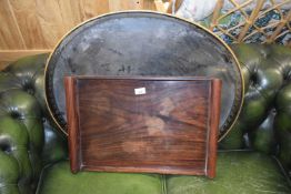 Painted oval metal serving tray together with a further wooden serving tray (2)