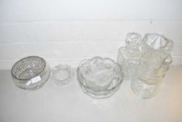 Mixed Lot: Various assorted glass bowls, vases etc