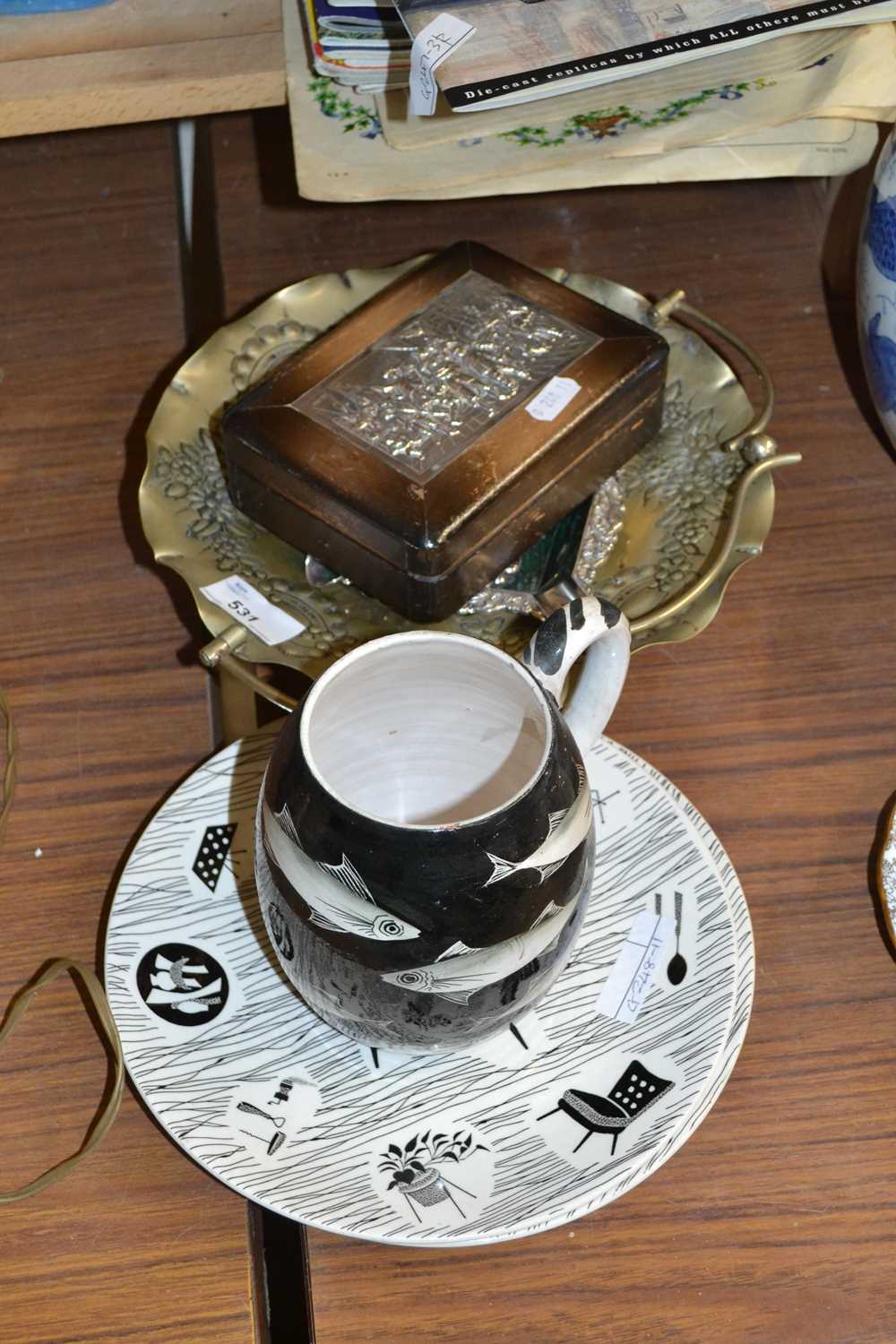 Mixed Lot: Silver plated ashtray, silver plate mounted cigarette box, further table basket, pair