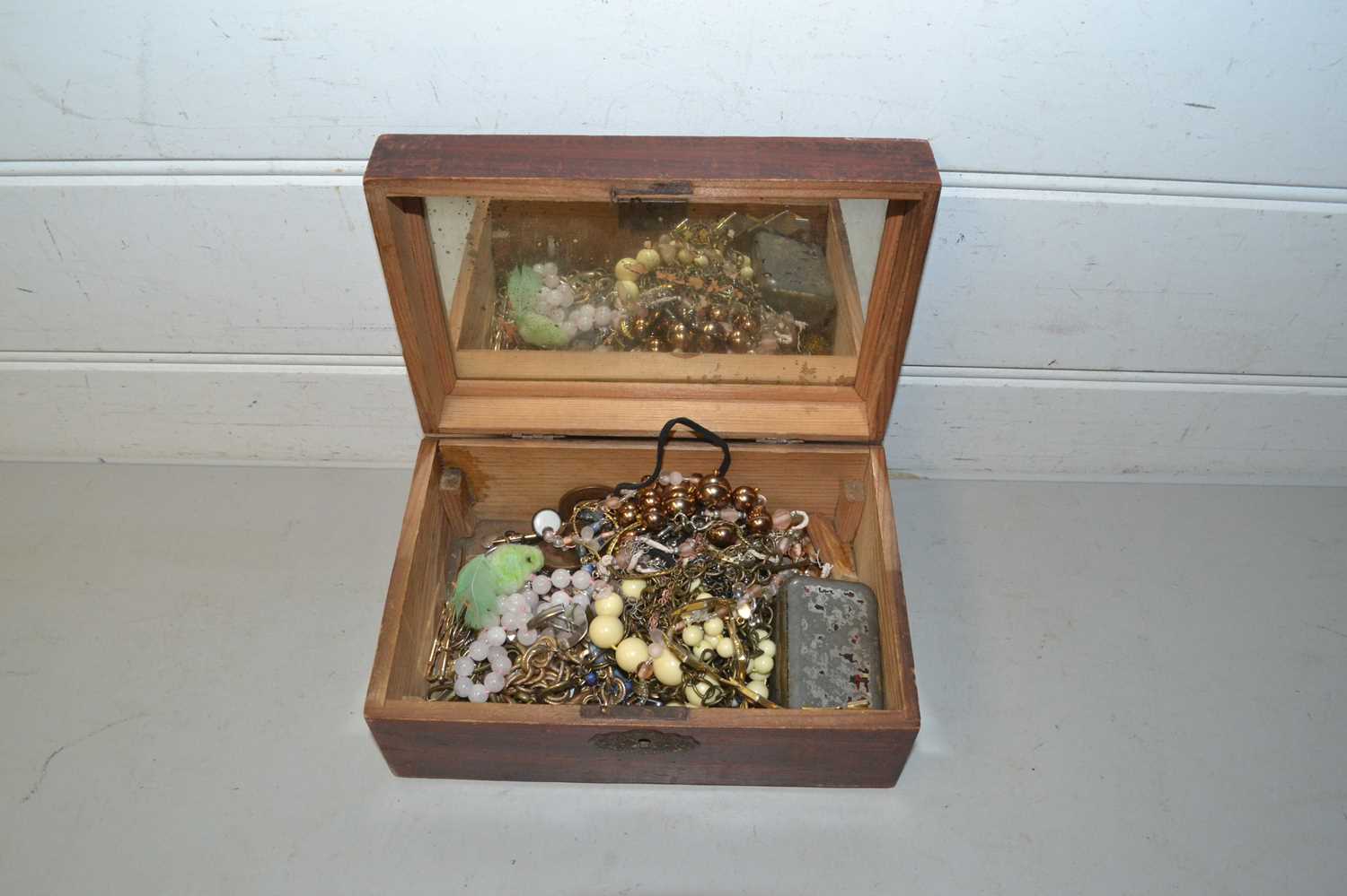 Box of various assorted costume jewellery