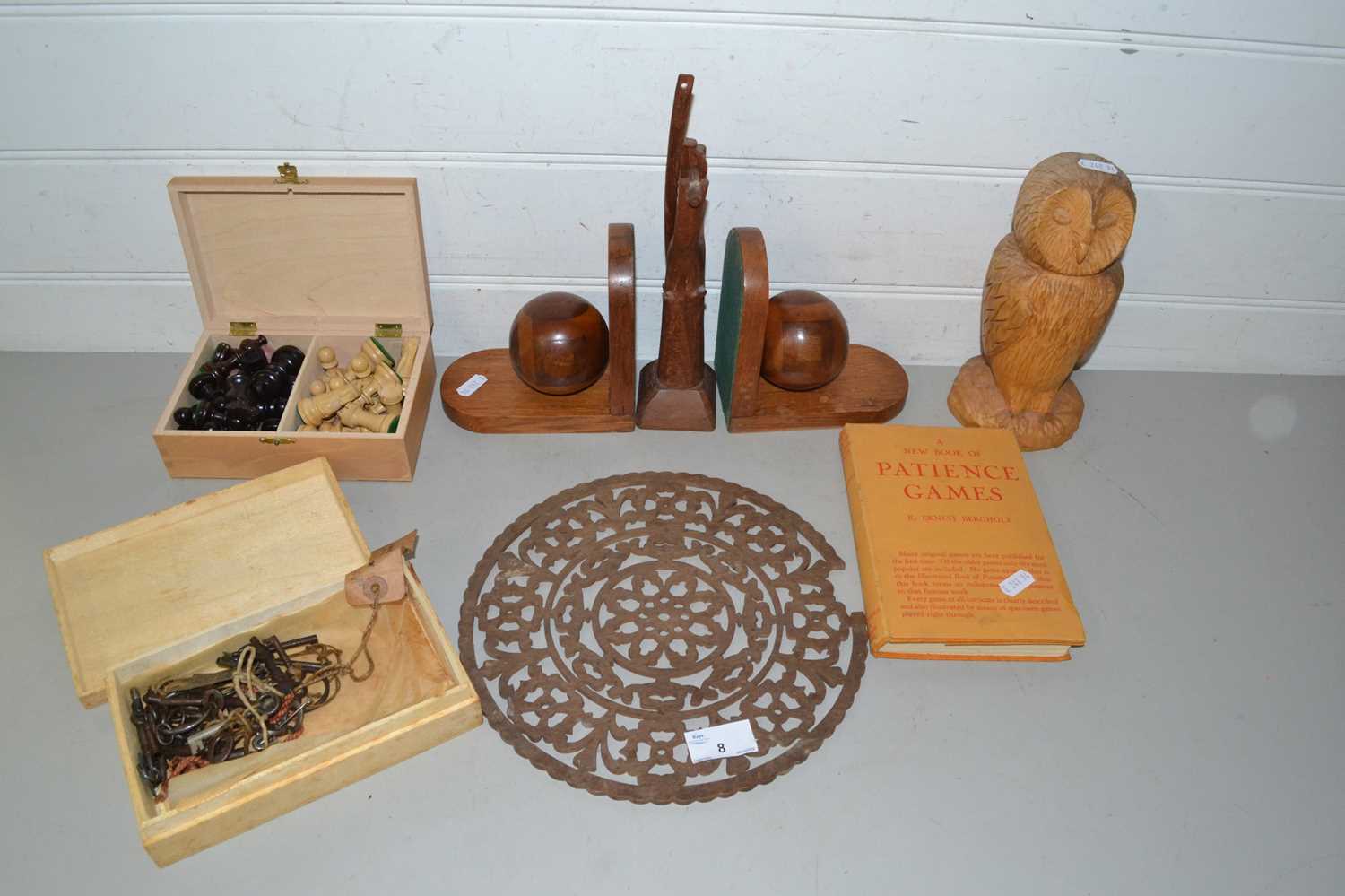 Mixed Lot: Wooden book ends, carved wooden owl, chess set etc