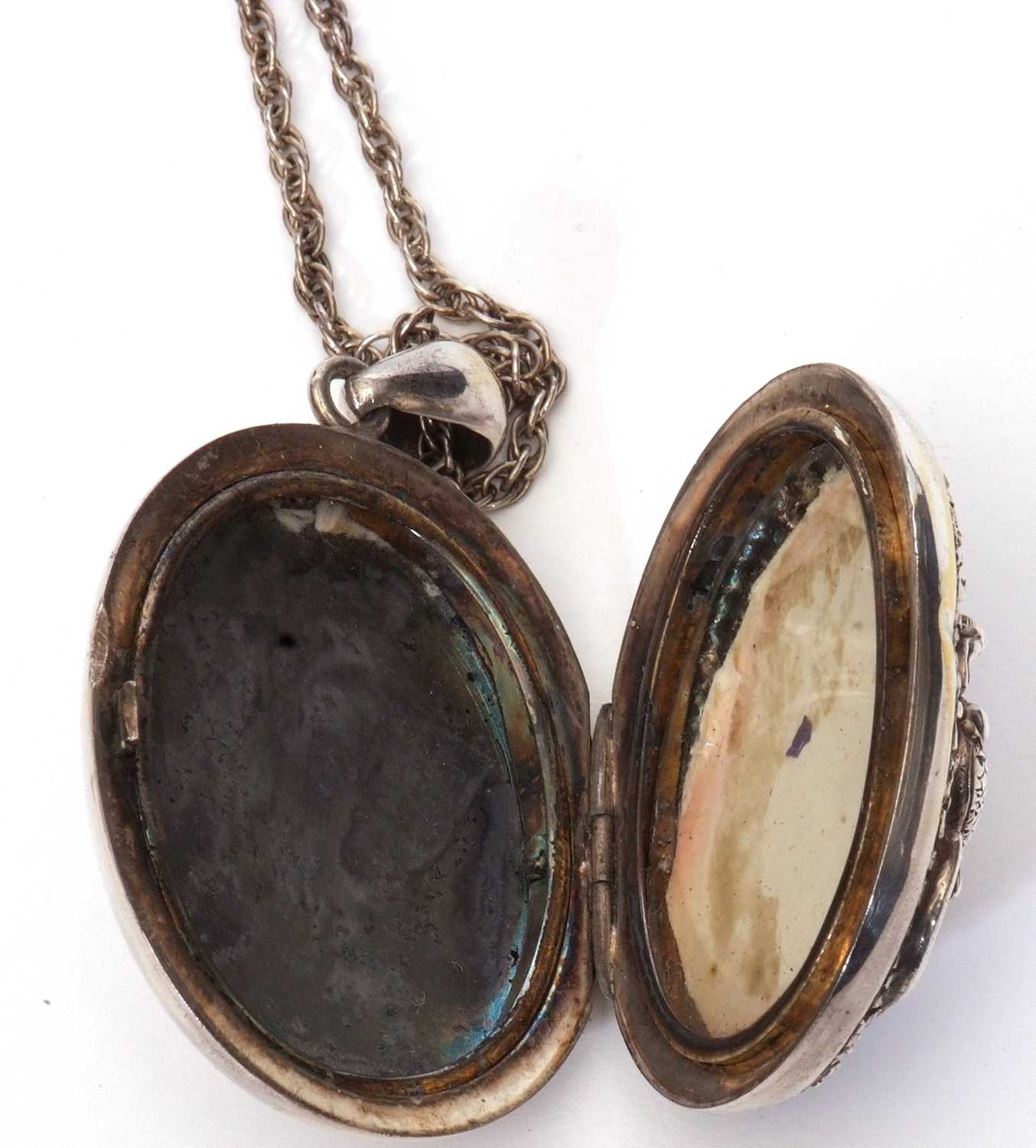 Large Indian white metal oval locket, the front elaborately decorated with a figure seated upon a - Image 5 of 5