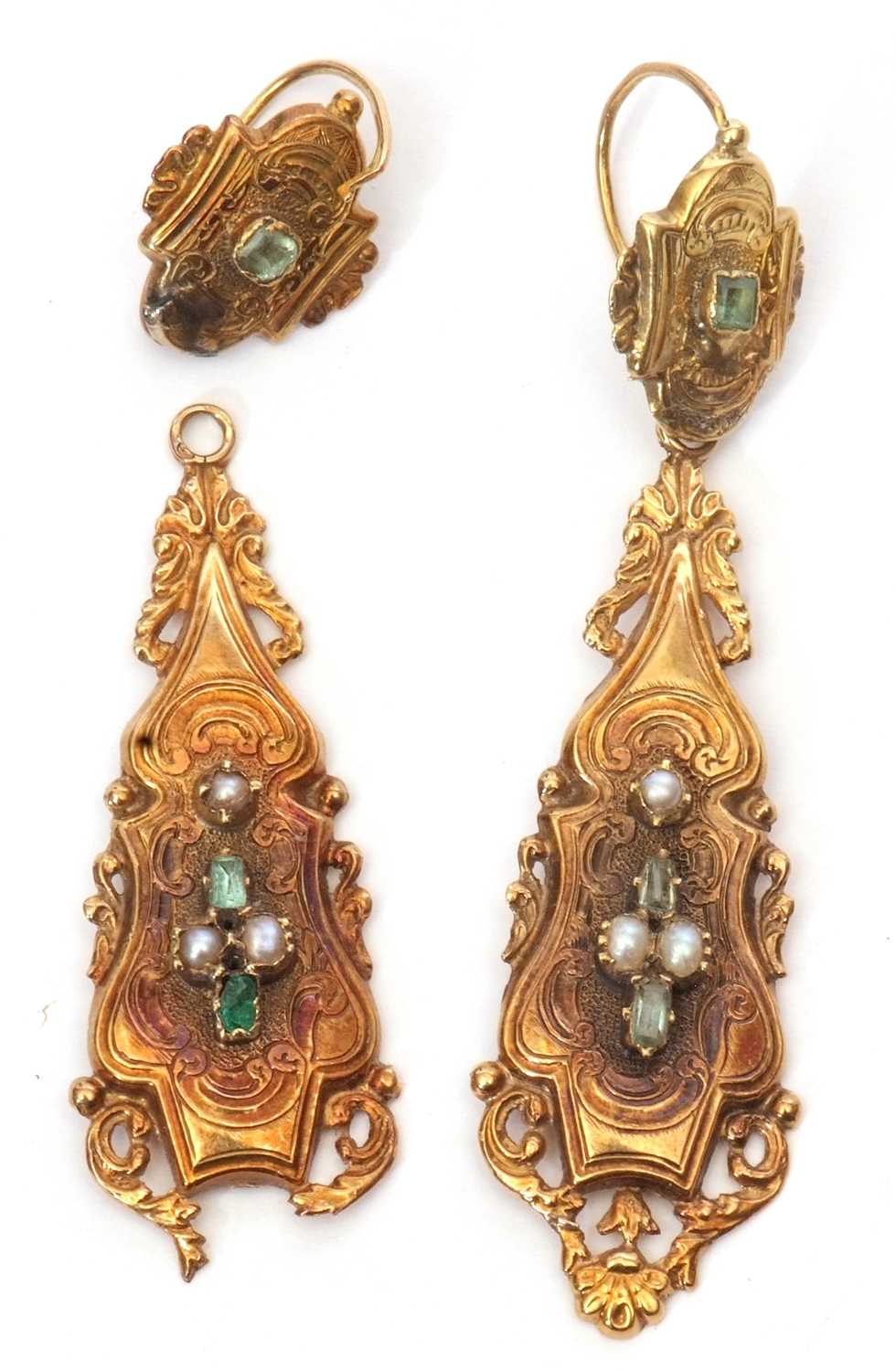 Mixed Lot: A pair of yellow metal pendant earrings set with seed pearls and green stones (a/f) - Image 7 of 11