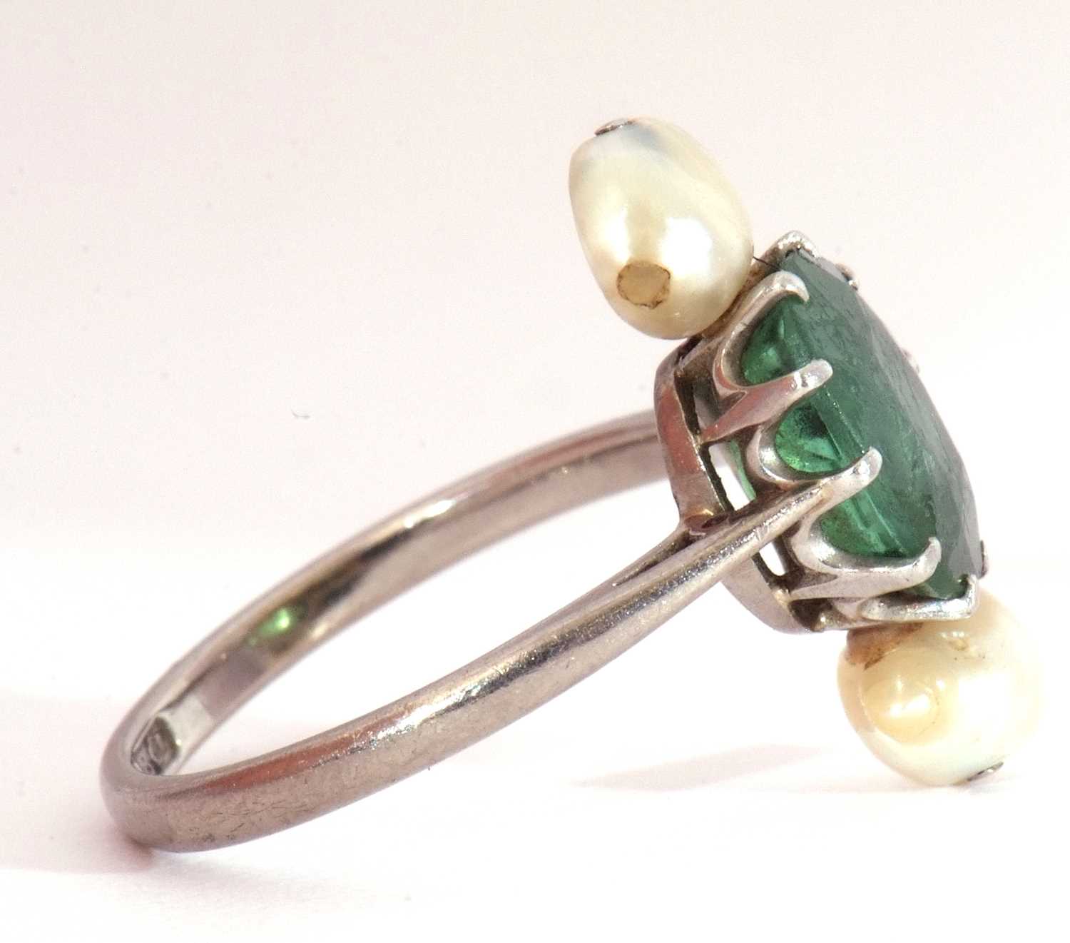 Oval cut green stone ring highlighted between two small blister pearls, stamped 18ct, size G - Image 7 of 9