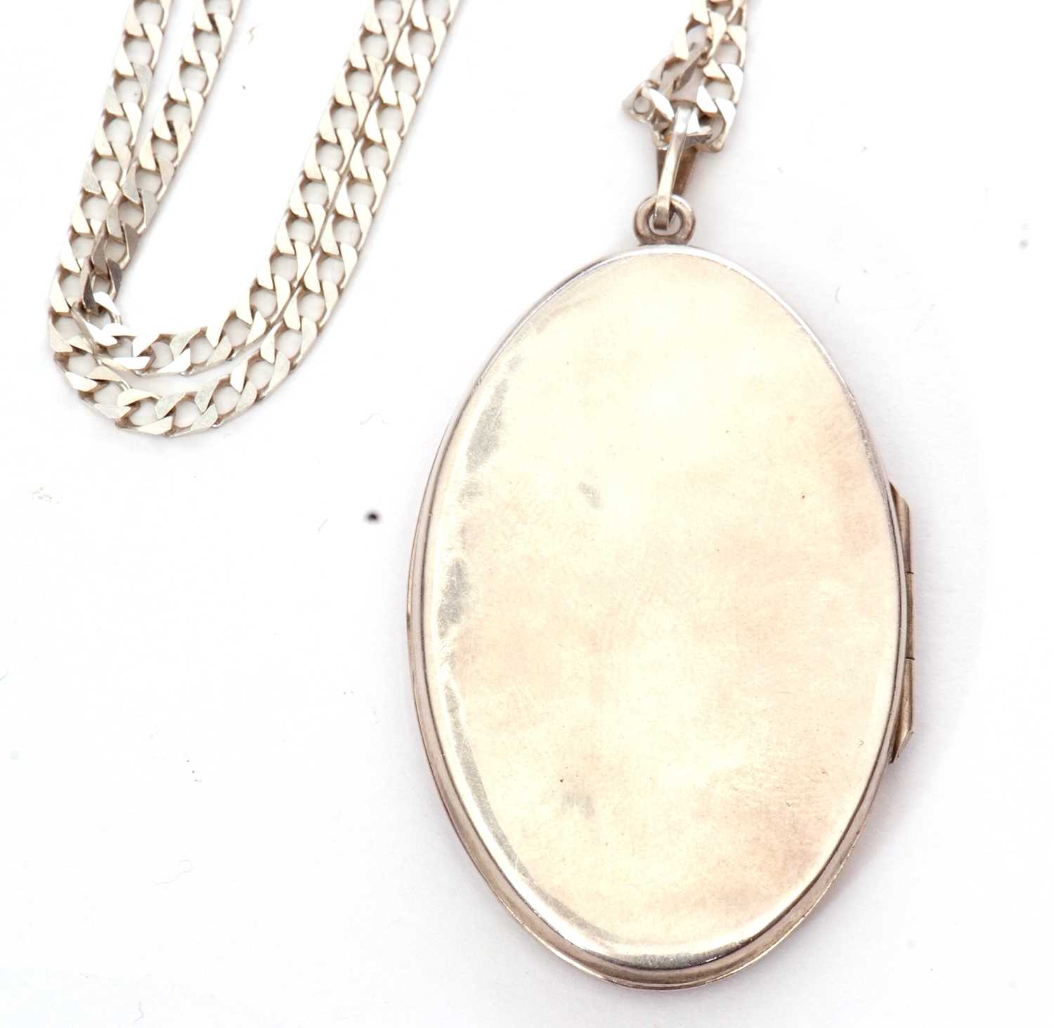 White metal oval locket, part chased and engraved with scrolls suspended from a 925 stamped chain - Image 5 of 6