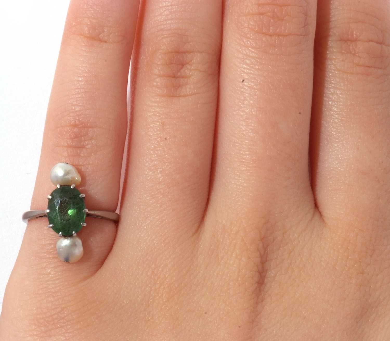 Oval cut green stone ring highlighted between two small blister pearls, stamped 18ct, size G - Image 9 of 9