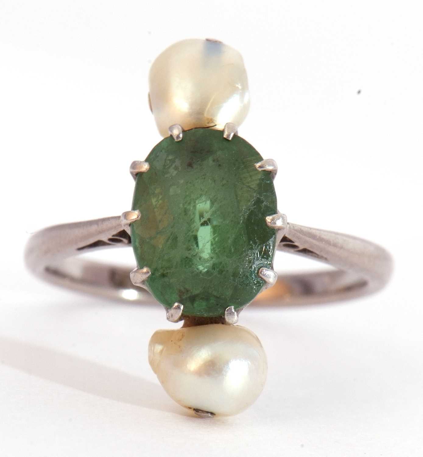 Oval cut green stone ring highlighted between two small blister pearls, stamped 18ct, size G