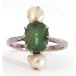 Oval cut green stone ring highlighted between two small blister pearls, stamped 18ct, size G