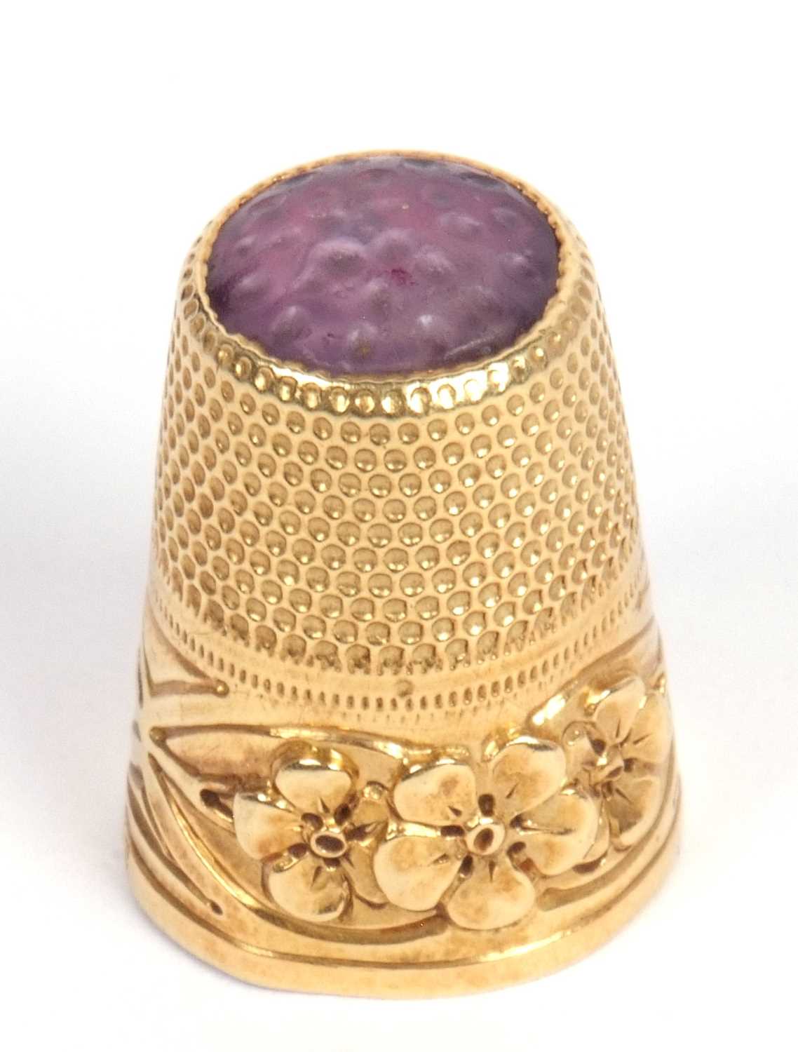 Antique 750 stamped thimble with a three leaf clover motif bottom band, the crown/cap with purple - Image 7 of 7