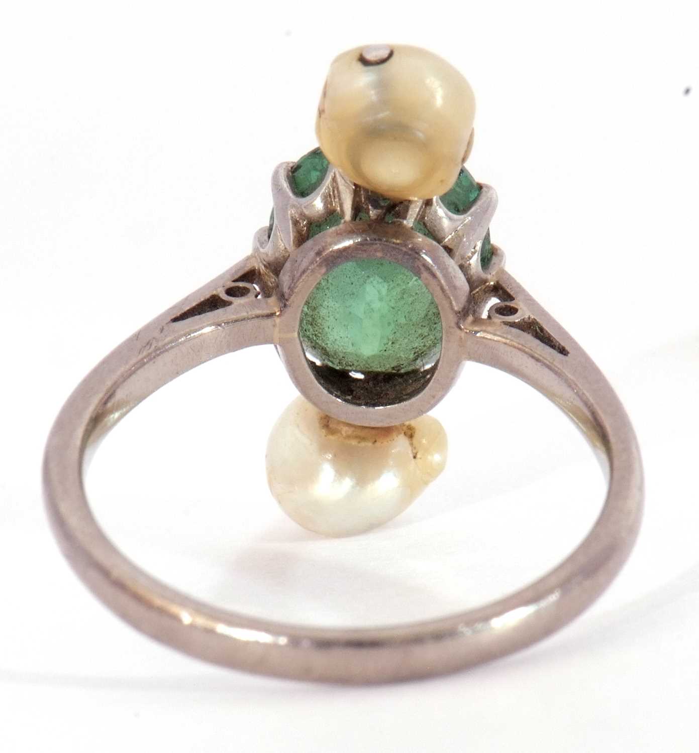 Oval cut green stone ring highlighted between two small blister pearls, stamped 18ct, size G - Image 4 of 9