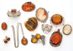Mixed lot to include a large designer tigers eye brooch in an angular yellow metal mount (unmarked),
