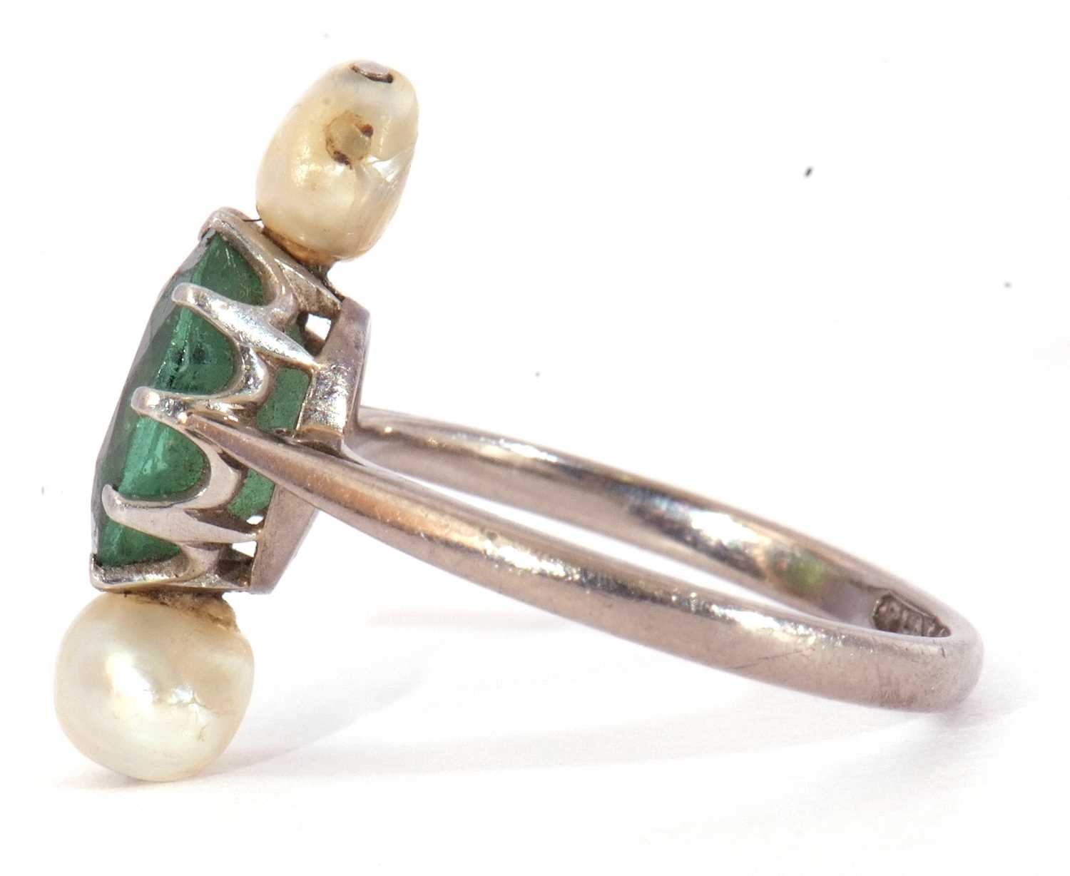 Oval cut green stone ring highlighted between two small blister pearls, stamped 18ct, size G - Image 3 of 9