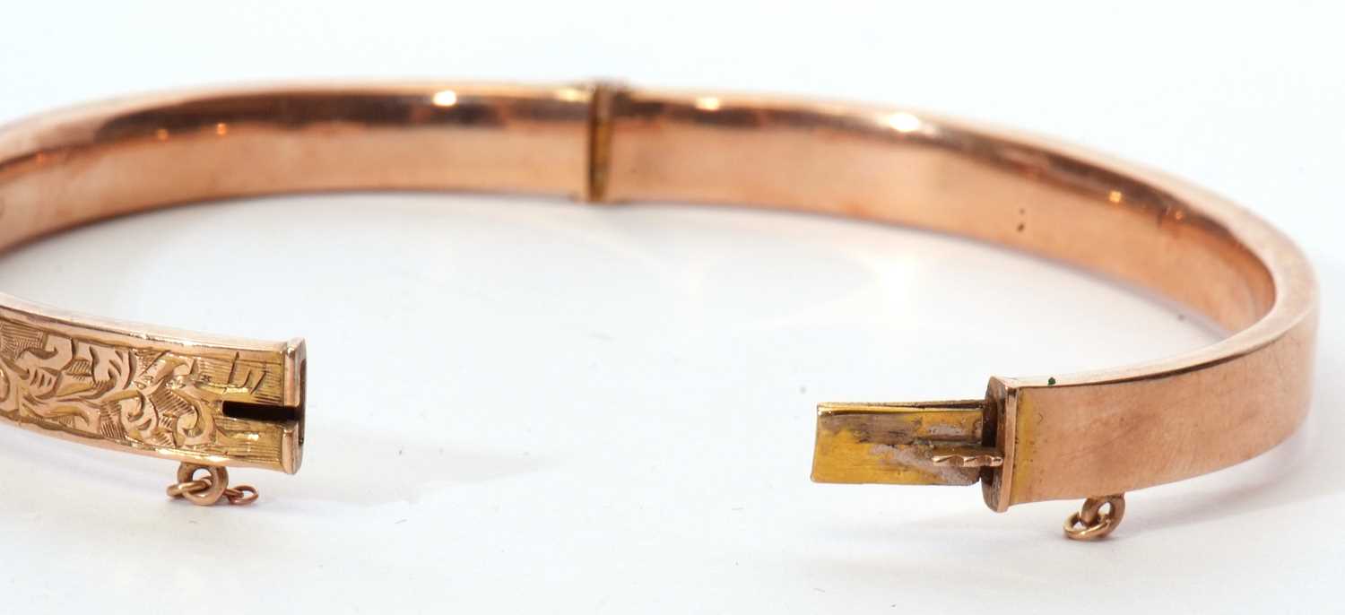 9ct gold hinged bracelet, the top section engraved and chased with a floral design, hallmarked - Image 5 of 5