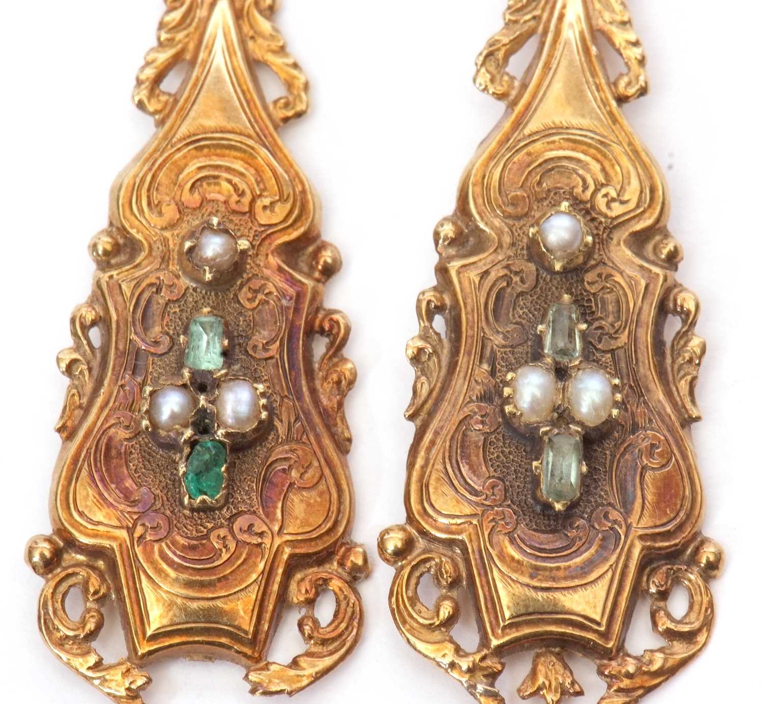 Mixed Lot: A pair of yellow metal pendant earrings set with seed pearls and green stones (a/f) - Image 8 of 11