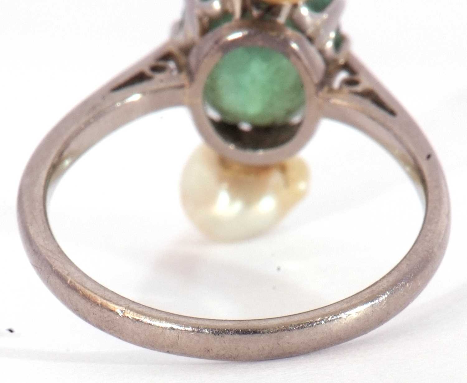 Oval cut green stone ring highlighted between two small blister pearls, stamped 18ct, size G - Image 5 of 9