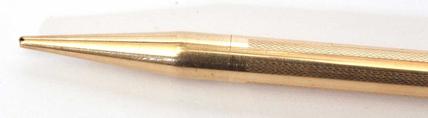 Vintage 9ct gold mechanical hallmarked pencil, the barrel engraved with a wavey line design and - Image 3 of 4