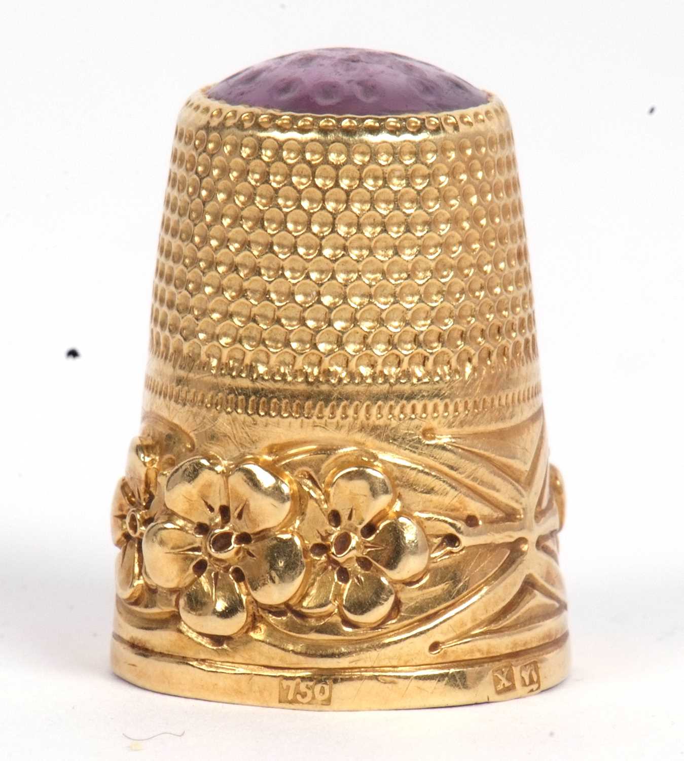 Antique 750 stamped thimble with a three leaf clover motif bottom band, the crown/cap with purple - Image 2 of 7