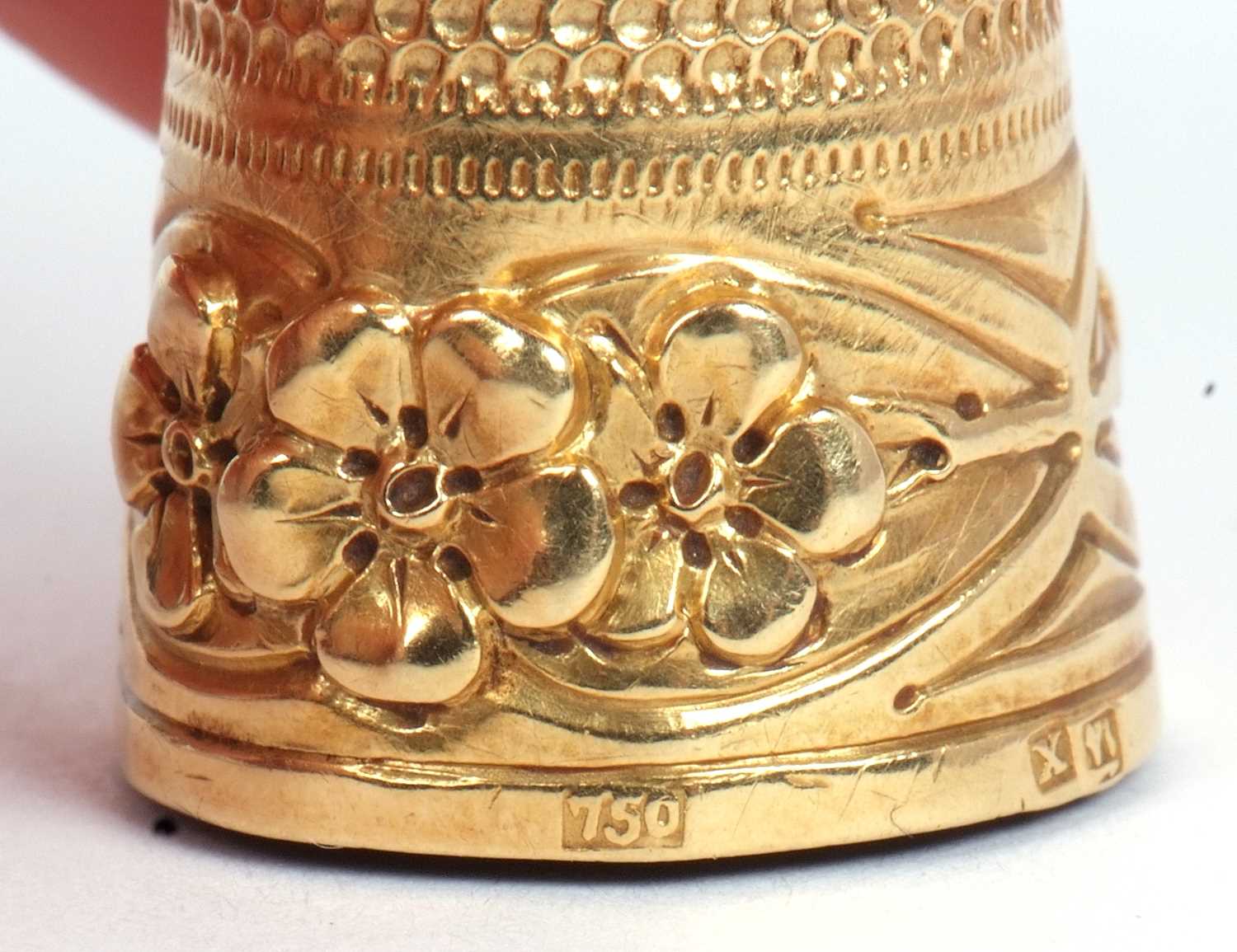Antique 750 stamped thimble with a three leaf clover motif bottom band, the crown/cap with purple - Image 3 of 7