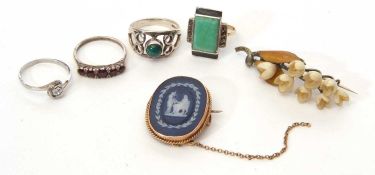 Mixed lot to include a Wedgwood brooch, three white metal rings and one metal example together