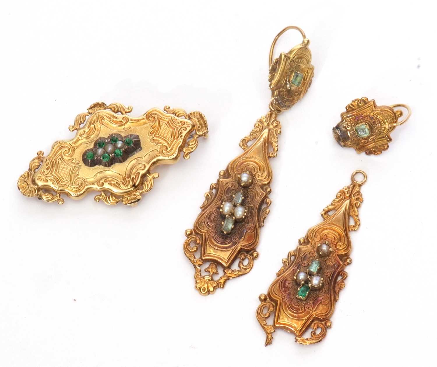 Mixed Lot: A pair of yellow metal pendant earrings set with seed pearls and green stones (a/f) - Image 2 of 11