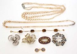 Mixed lot of costume jewellery to include simulated pearl necklace, four brooches etc