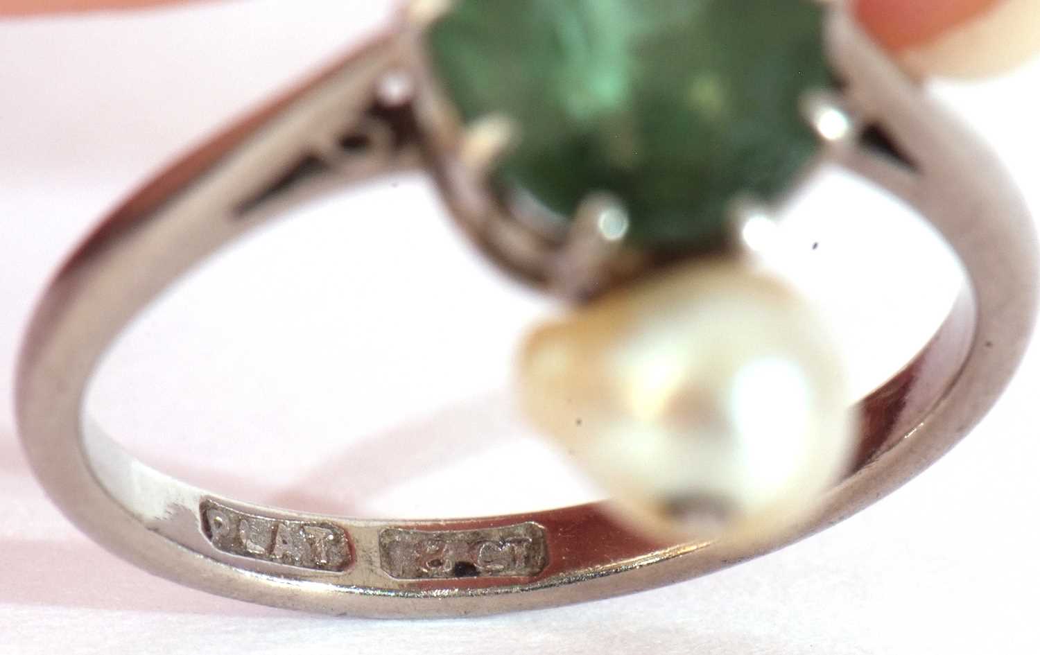 Oval cut green stone ring highlighted between two small blister pearls, stamped 18ct, size G - Image 8 of 9