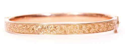 9ct gold hinged bracelet, the top section engraved and chased with a floral design, hallmarked