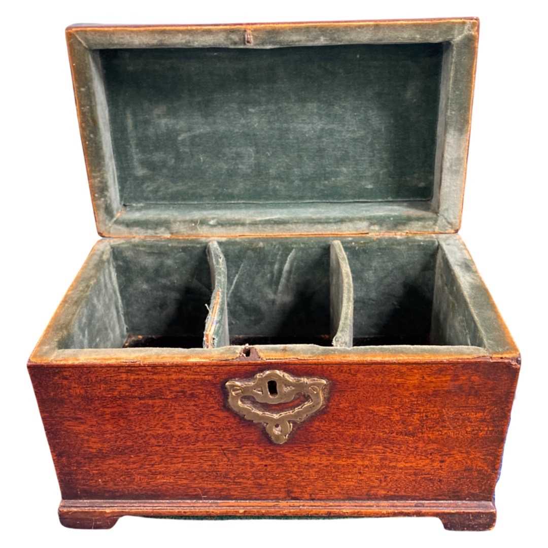Wooden casket with three compartments and a metal handle - Image 2 of 2