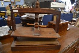 19th Century oak table top press with turned screw thread and plain side supports, 51cm wide