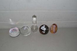 Mixed Lot: Assorted paperweights and other items