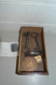 Box of various assorted vintage keys and other items